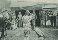 刀插入3岁女童颅脑,古代犯人被斩首，刽子手都是一刀砍下头吗？