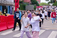 高考考场外统一动作,高考是学校统一组织进考场还是自己单独去？