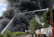 老师校内驾车坠湖,老师校内驾车坠湖视频