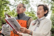 最有钱一代退休老人,大部分退休人员退休金只有两三千，为什么有钱去世界各地吃喝玩乐？