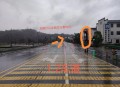 骑车头部卡进红绿灯,骑车时怎么看红绿灯和转向灯？