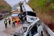 客车撞货车致6死,客货两车分别同时从甲乙两地出发，相向而行。出发时，客车，货车的速度比是6:5相遇后，客车的速度减少？