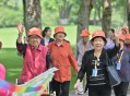 带46名老人去旅游,带46名老人去旅游英语