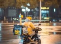 外卖员曝拍女生洗澡,什么意思孤独就是叫了外卖不敢去洗澡？孤独就？