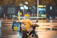 外卖员曝拍女生洗澡,什么意思孤独就是叫了外卖不敢去洗澡？孤独就？