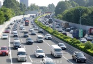 36车道挤满返程大军,有人占用应急车道？青岛交警提醒：返程路上遇到交通违法快举报，有奖。你怎么看？