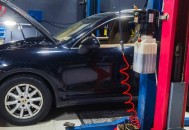 开保时捷偷电瓶,保时捷卡宴混动拆了低压电池头没拆高压维修开关会电人吗？