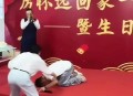 跪地拦车救受伤母亲,母亲给儿子下跪意味着什么？