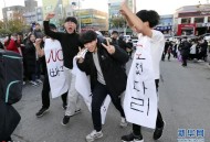 韩学生向高考者磕头,韩国高考跪拜