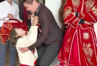 新郎婚礼上倒地身亡,怎么看待迎亲时亲友开枪庆祝，新郎却被流弹爆头倒地身亡？