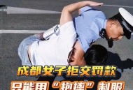 拽出女警抢走警车,女子被警察抬走