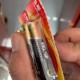 男童误吞遥控器电池,我家遥控器的电池是南孚的，被小孩子拿去玩安全不？