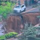 路面塌陷路人掉坑内,“地铁施工路面塌陷伤路人”，上下班要如何防止意外伤害？