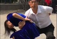 大妈在公园踩花跳舞,坐在对面的你会怎么办？