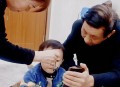 用手机哄孙子致近视,拿手机哄孩子
