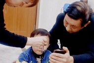用手机哄孙子致近视,拿手机哄孩子