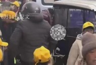 女孩为护弟弟遭殴打,我的姐姐婚姻生活非常的不幸，经常遭遇家暴，她又是一个没有主见的人作为弟弟我该怎么办？