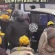 女孩为护弟弟遭殴打,我的姐姐婚姻生活非常的不幸，经常遭遇家暴，她又是一个没有主见的人作为弟弟我该怎么办？