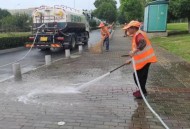 保洁员向车外扔垃圾,物业装修垃圾全扔在道路上，道路保洁员该怎么办？