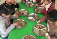 就餐获小朋友投喂,班德尔自助餐厅怎么投喂大虫子？