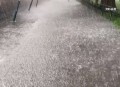 地铁为乘客发雨衣,北京遭遇强降雨 地铁为乘客发雨衣