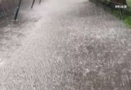 地铁为乘客发雨衣,北京遭遇强降雨 地铁为乘客发雨衣