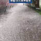 地铁为乘客发雨衣,北京遭遇强降雨 地铁为乘客发雨衣