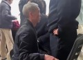 70多岁老人跪地工作,为什么女生做俯卧撑很难？