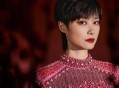 男演员确诊不死癌症,李宇春患强直性脊柱炎，复发时轮椅出行，“不死的癌症”多可怕？