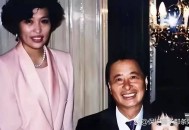 首富妻子背200万包,李兆会22岁成首富，用200辆婚车娶女明星，几年败光父亲的百亿资产，你怎么看？