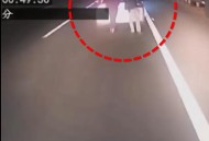 2人推车被撞身亡,森林之子2推车怎么做？