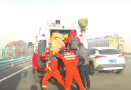 高速3分钟救十余人,龙大高速4车相撞2人被困,消防官兵20分钟救出被困人员, 你怎么看? 高速3分钟救十余人,龙大高速4车相撞2人被困,消防官兵20分钟救出被困人员, 你怎么看?