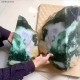 坐石头10秒屁股烫糊,屁股下坐了十年的“石头”，一刀下去竟然切出满绿翡翠手镯，对此你怎么看？