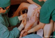 刚出生娃演剖腹镜头,小时候你的父母为你做的哪些事令你至今都难忘？
