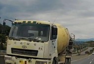 水泥罐车冲出高速路,水泥罐车冲出高速路怎么处罚