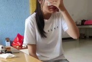 全网寻围巾擦地女孩,全网寻围巾擦地女孩视频