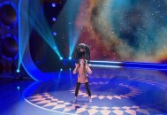 杂技演员表演中摔落,杂技演员用手指顶一个物体时,物体越重且上面越重,顶起来越容易平衡,为什么？