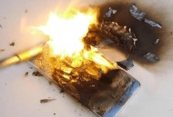 机舱内充电宝疑着火,充电宝在身上着火怎么办？