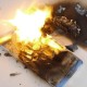 机舱内充电宝疑着火,充电宝在身上着火怎么办？