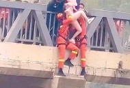 13岁女孩救男童,一个13岁的男孩在水里碰13岁女孩下边部位，女孩觉得是有意的，大家有什么看法？