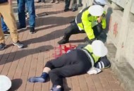 男子开车撞倒持刀者,高速公路上持刀抢劫致人被车撞伤，如何定性？