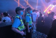 洗浴店女浴区现男子,男子在洗浴中心正常消费，政审却显示“涉嫌嫖娼”，他该怎么办？