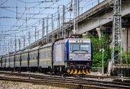 超长火车震撼再现,超长的火车在拐弯不会被拉直吗？