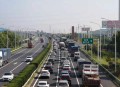 近百辆车停上大桥,高速公路100公里小车收费多少钱？