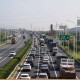 近百辆车停上大桥,高速公路100公里小车收费多少钱?