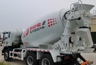 水泥罐车冲出高速路,水泥搅拌车可以走高速路吗？