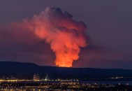 俄火山600年来首喷发,一部俄罗斯空难电影飞机中途救灾民遇到火山爆发，然后两部飞机空中转移乘客？
