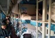 坐卧铺被上铺穿错鞋,火车硬卧上铺鞋子放哪？