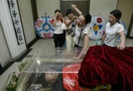 溺亡男子心脏没了,在河里淹死的尸体和在海里淹死的尸体看起来一样吗？怎么鉴别它们的不同呢？