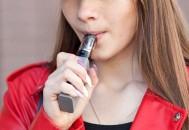 女子候机厅抽电子烟,女子候机厅抽电子烟违法吗